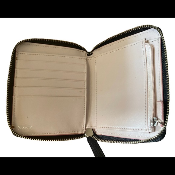 Coach wallet in black leather, with silver hardware from the full price store. - Picture 2 of 3